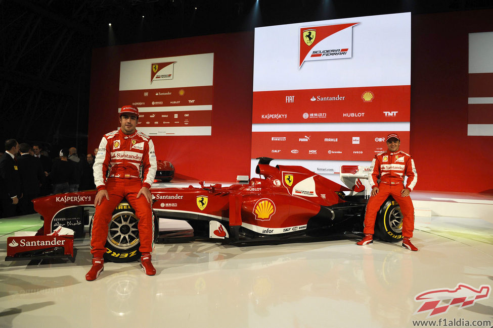 Fernando Alonso y Felipe Massa posan junto al Ferrari F138
