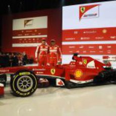 Fernando Alonso y Felipe Massa posan junto a su nuevo Ferrari F138