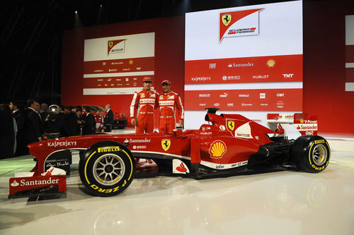 Fernando Alonso y Felipe Massa posan junto a su nuevo Ferrari F138