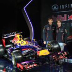 Sebastian Vettel y Mark Webber posan junto al RB9