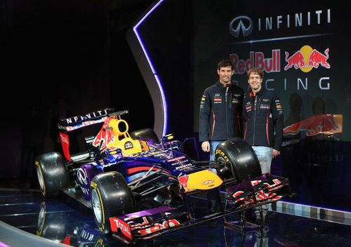 Sebastian Vettel y Mark Webber posan junto al RB9