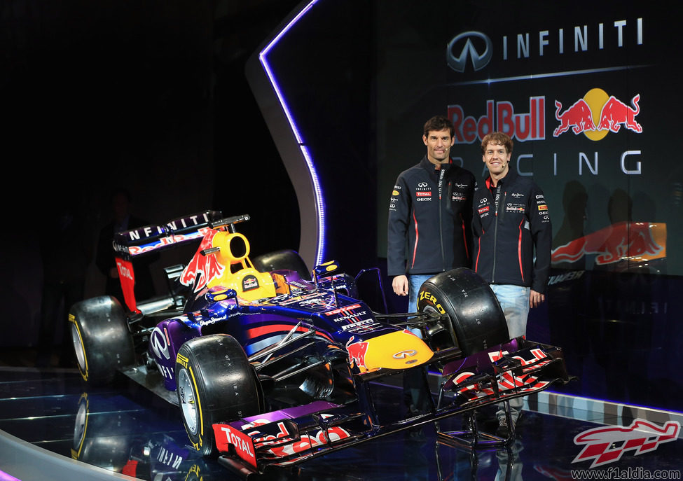 Sebastian Vettel y Mark Webber posan junto al RB9