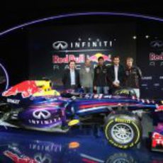 Los hombres fuertes de Red Bull junto a su monoplaza de 2013