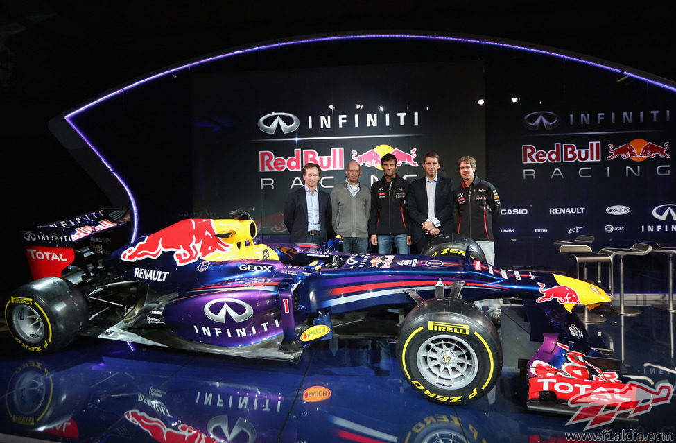 Los hombres fuertes de Red Bull junto a su monoplaza de 2013