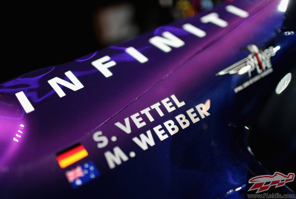 Los nombres de Sebastian Vettel y Mark Webber en el Red Bull RB9