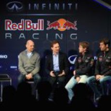Newey, Horner, Vettel y Webber hablan durante la presentación del RB9