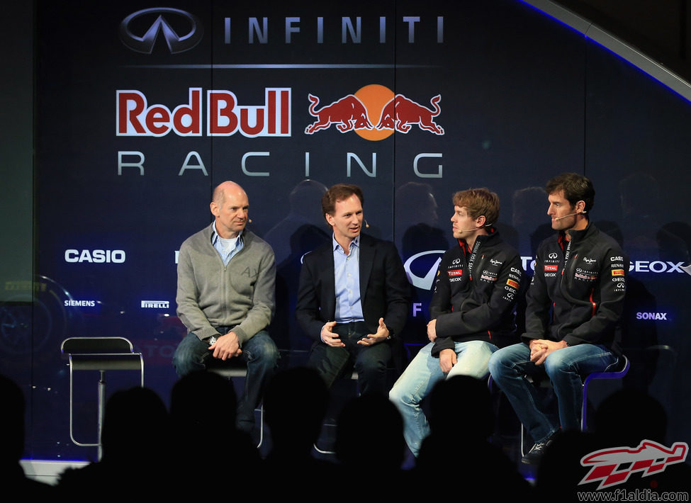 Newey, Horner, Vettel y Webber hablan durante la presentación del RB9