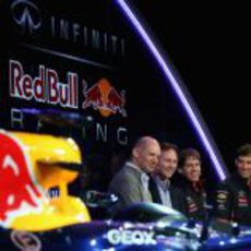 Newey, Horner, Vettel y Webber durante la presentación del RB9