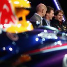 Newey, Horner, Vettel y Webber junto al nuevo Red Bull RB9