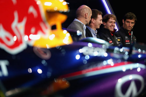 Newey, Horner, Vettel y Webber junto al nuevo Red Bull RB9