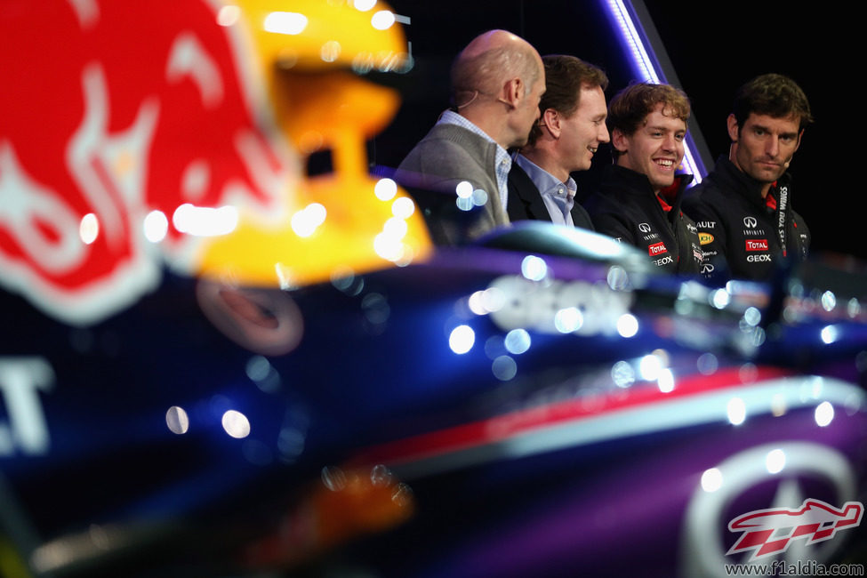 Newey, Horner, Vettel y Webber junto al nuevo Red Bull RB9