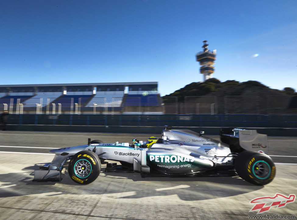 Nico Rosberg estrenó el nuevo Mercedes W04 en el Circuito de Jerez