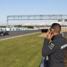 Lewis Hamilton graba a Nico Rosberg pilotando el Mercedes W04 en Jerez