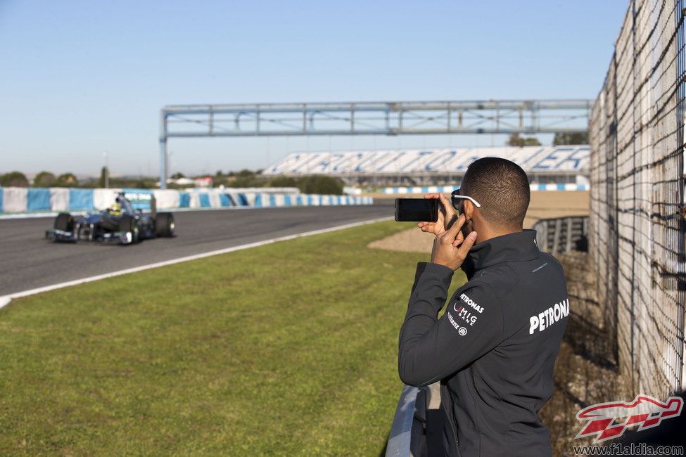 Lewis Hamilton graba a Nico Rosberg pilotando el Mercedes W04 en Jerez