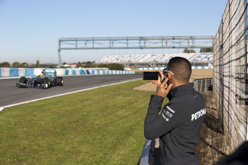 Lewis Hamilton graba a Nico Rosberg pilotando el Mercedes W04 en Jerez