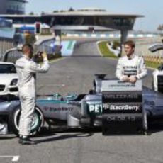 Lewis Hamilton fotografía a Nico Rosberg en la presentación del W04