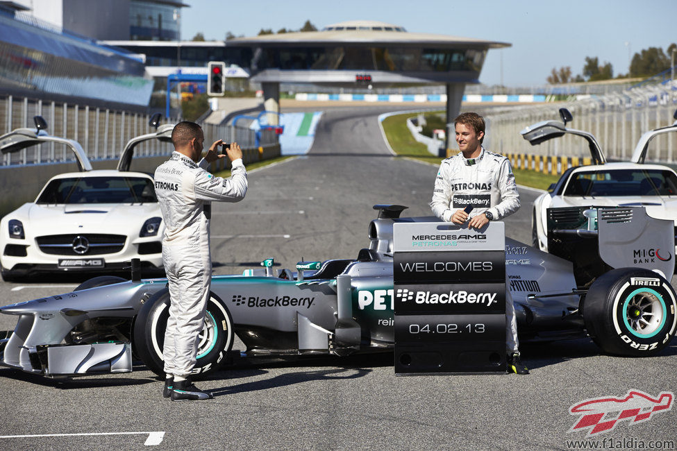 Lewis Hamilton fotografía a Nico Rosberg en la presentación del W04