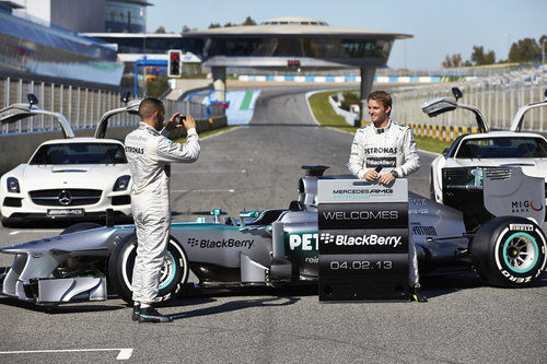 Lewis Hamilton fotografía a Nico Rosberg en la presentación del W04