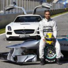 Lewis Hamilton posa junto a su nuevo Mercedes W04 de 2013