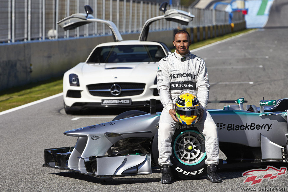 Lewis Hamilton posa junto a su nuevo Mercedes W04 de 2013