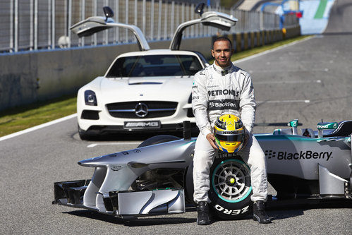 Lewis Hamilton posa junto a su nuevo Mercedes W04 de 2013
