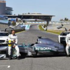 Lewis Hamilton y Nico Rosberg posan junto al Mercedes W04