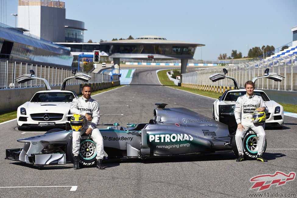 Lewis Hamilton y Nico Rosberg posan junto al Mercedes W04