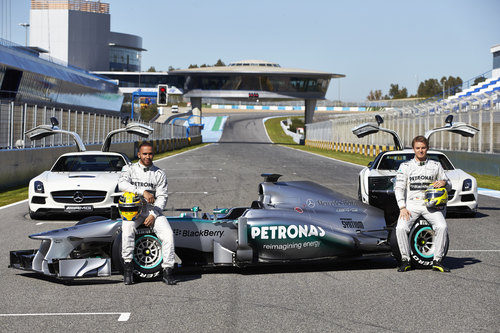 Lewis Hamilton y Nico Rosberg posan junto al Mercedes W04
