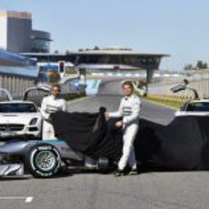 Nico Rosberg y Lewis Hamilton descubren el Mercedes W04 de 2013