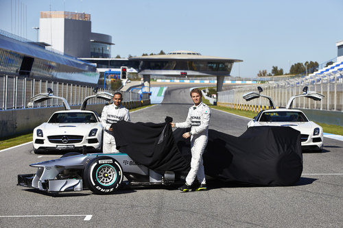 Nico Rosberg y Lewis Hamilton descubren el Mercedes W04 de 2013