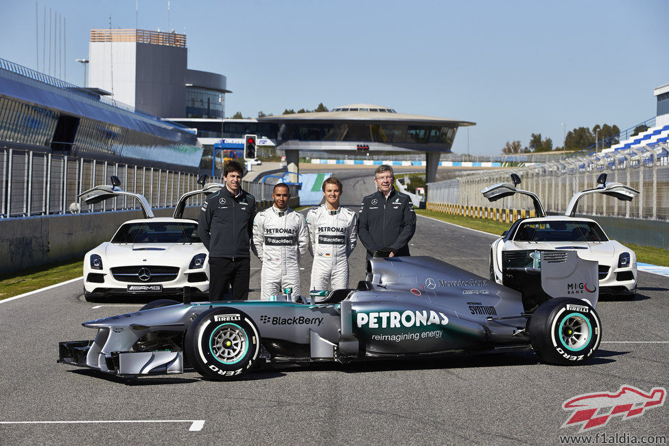 Toto Wolff, Lewis Hamilton, Nico Rosberg, Ross Brawn y el W04