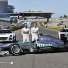 Lewis Hamilton y Nico Rosberg junto a su Mercedes W04 de 2013