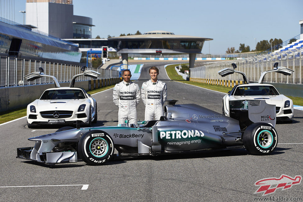 Lewis Hamilton y Nico Rosberg junto a su Mercedes W04 de 2013