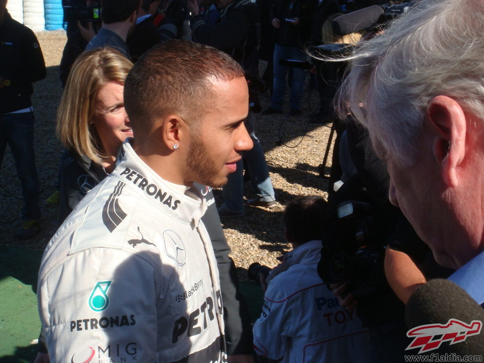 Lewis Hamilton atiende a la prensa en Jerez