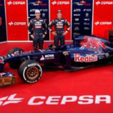 Daniel Ricciardo y Jean-Eric Vergne junto al Toro Rosso STR8 de 2013