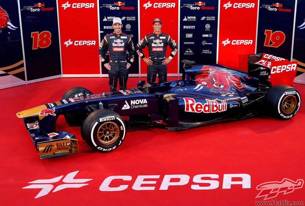 Daniel Ricciardo y Jean-Eric Vergne junto al Toro Rosso STR8 de 2013