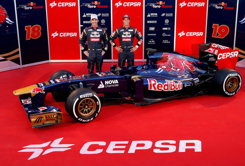 Daniel Ricciardo y Jean-Eric Vergne junto al Toro Rosso STR8 de 2013