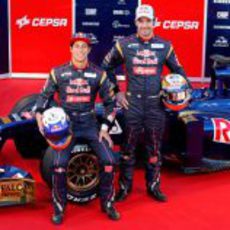 Daniel Ricciardo y Jean-Eric Vergne posan junto al STR8 de 2013