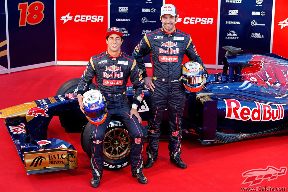 Daniel Ricciardo y Jean-Eric Vergne posan junto al STR8 de 2013