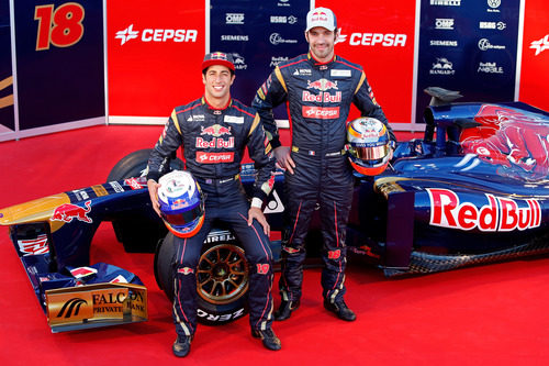 Daniel Ricciardo y Jean-Eric Vergne posan junto al STR8 de 2013