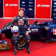 Daniel Ricciardo sentado sobre su Toro Rosso STR8 de 2013