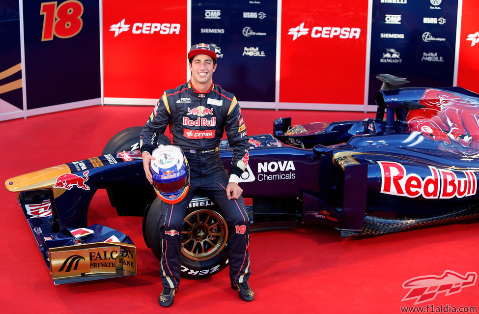 Daniel Ricciardo sentado sobre su Toro Rosso STR8 de 2013