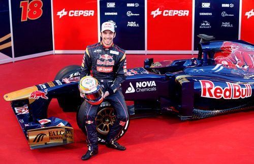 Jean-Éric Vergne sentado sobre su Toro Rosso STR8 de 2013