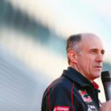 Franz Tost dirige unas palabras a los medios en la presentación del STR8