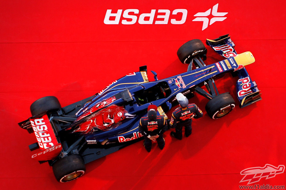 El Toro Rosso STR8 y sus dos pilotos vistos desde arriba