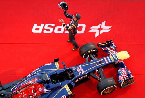 Daniel Ricciardo juega con su casco en la presentación del STR8