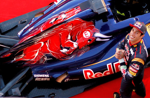 Daniel Ricciardo mira a la cámara en la presentación de Toro Rosso