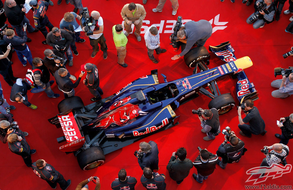 Los medios pudieron ver muy de cerca el nuevo Toro Rosso STR8 de 2013