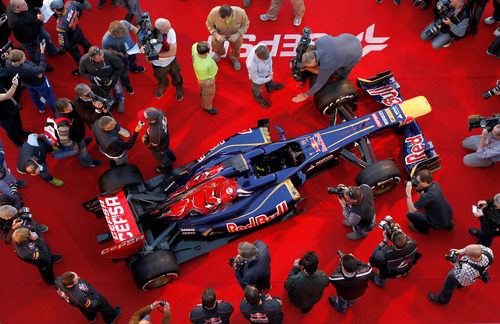 Los medios pudieron ver muy de cerca el nuevo Toro Rosso STR8 de 2013