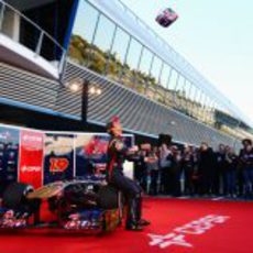 Daniel Ricciardo tira su casco al aire durante la presentación